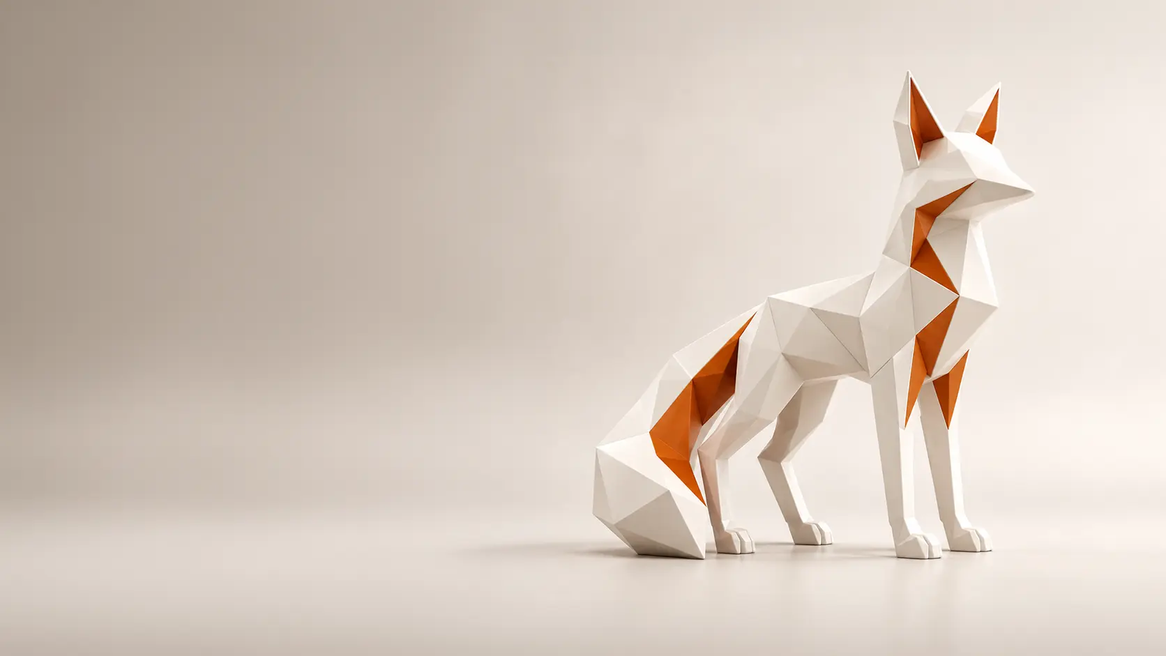 Escultura de raposa branco-marfim com detalhes laranja, símbolo visual da Fox Alfa